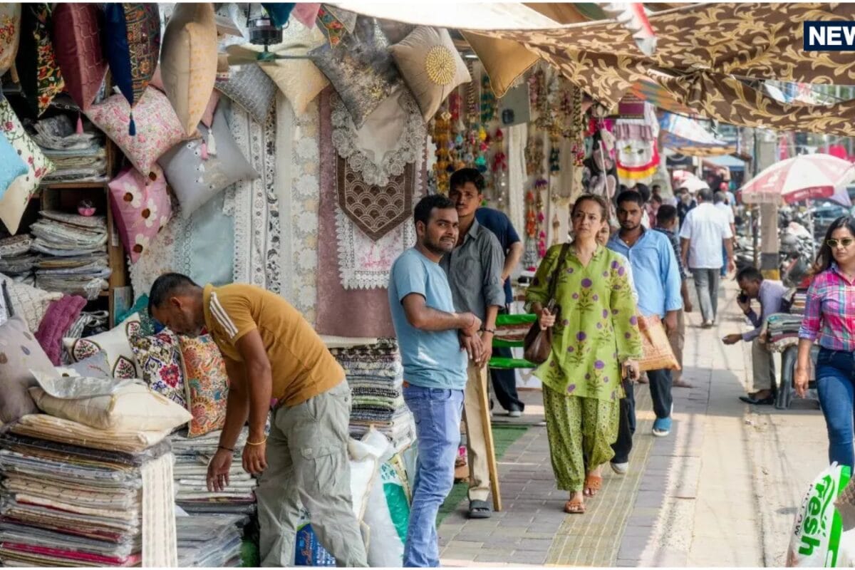 दिल्ली की 44% सड़कों से फुटपाथ गायब MCD ने बना दिया पेड पार्किंग 2025 में 649 पैदल यात्रियों की गई जान