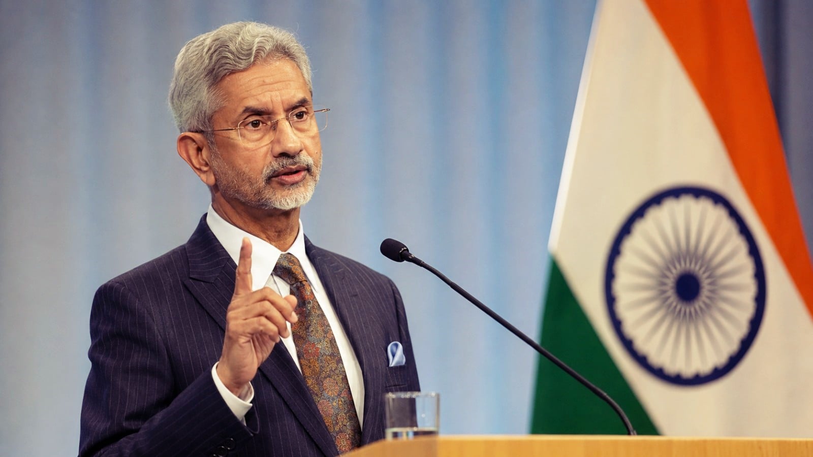 S Jaishankar On Europe | भारत को नसीहत देने वाला अमेरिका खुद माओ की गोद में क्यों जाकर बैठ गया था? जयशंकर ने भरी महफिल में धोती खोल दी! - News18 हिंदी