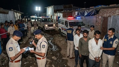 गुजरात में अफेयर की ऐसी सजा? रिश्तेदारों ने सबके सामने बनवाए संबंध, प‍िलाया महिला का पेशाब, फ‍िर वायरल कर द‍िया वीडियो. 