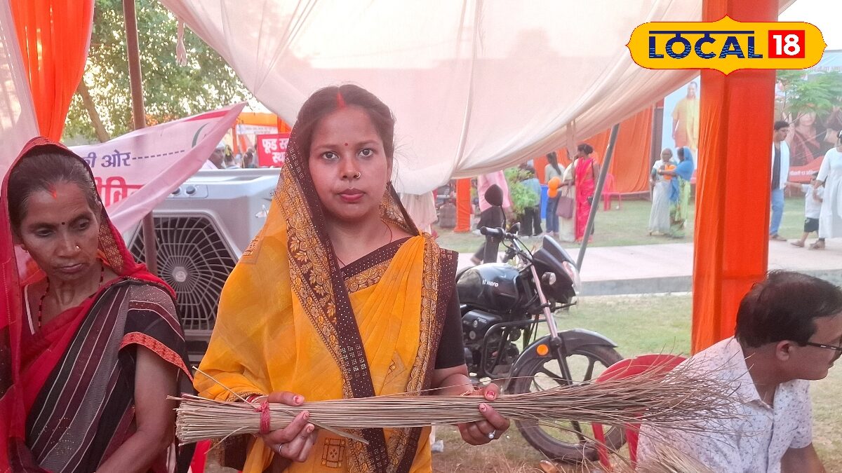 झाड़ू लगाकर नहीं, बल्कि झाड़ू बनकर अपनी जिंदगी संवार रही हैं बहराइच की शिवकुमारी, घर बैठे कर रहीं बंपर कमाई झाड़ू लगाकर नहीं, बल्कि झाड़ू बनकर अपनी जिंदगी संवार रही हैं बहराइच की शिवकुमारी, घर बैठे कर रहीं बंपर कमाई