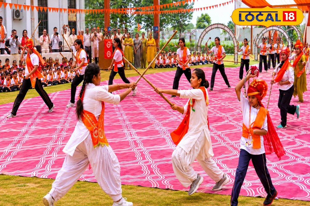 झांसी की रानी बन रहीं है सहारनपुर की बेटियां, लट्ठ से देंगी छेड़खानी का जवाब, तलवार बाजी कर खींचा लोगों का ध्यान