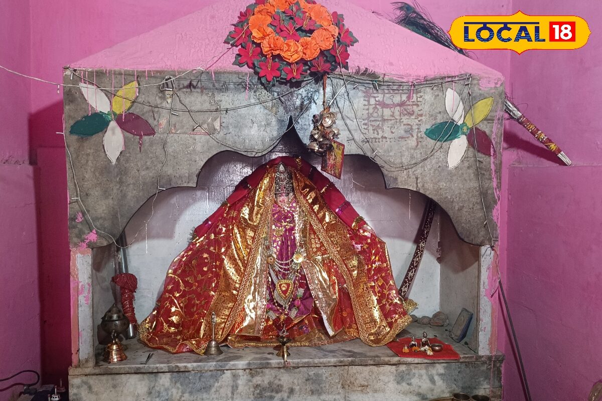 Dholpur Temple Mystery: माता के दरबार में हर ट्रैक्टर छोड़ जाता है एक ईंट, वजह जानकर रह जाएंगे हैरान