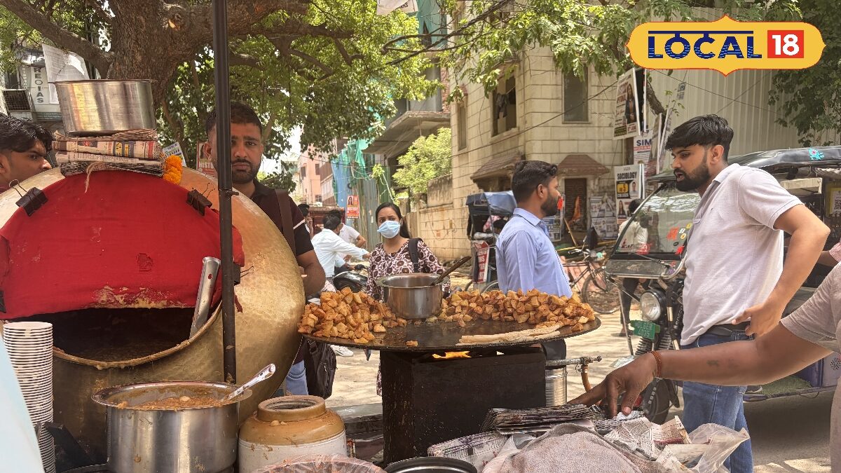 करोल बाग में यहां कम ऑयली छोले-कुलचे का जलवा, चटपटी आलू चाट भी है लाजवाब