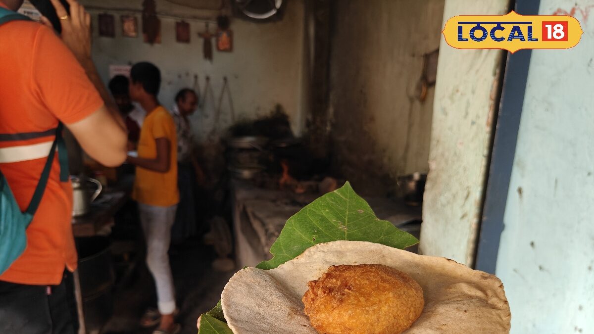 आलू-चॉप के साथ रोटी खायी है कभी? सोनारी का भरत होटल 47 साल से परोस रहा यह खास स्वाद