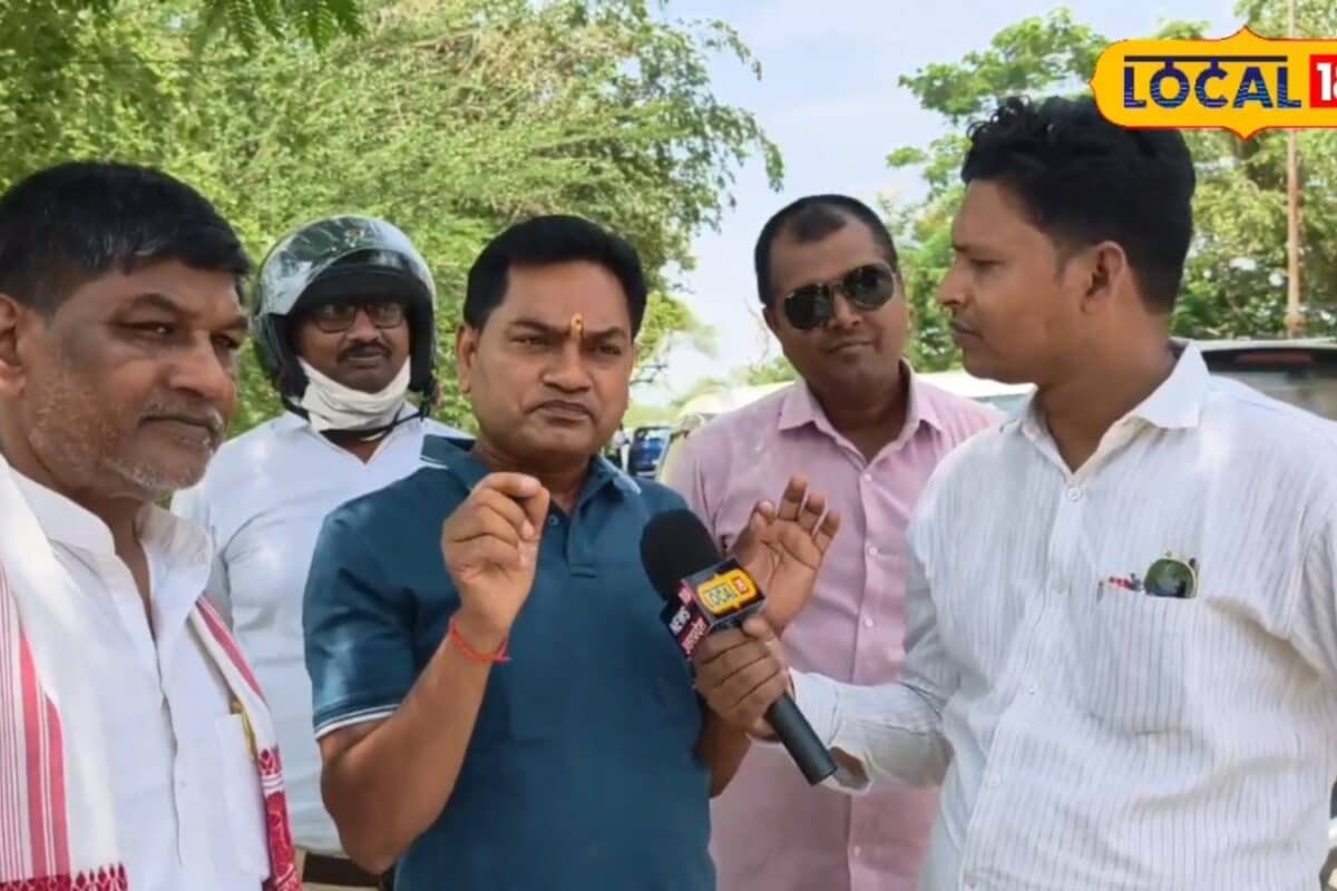 Ground Report: मऊ में तमसा नदी पुल पर बैरिकेडिंग लगते ही बढ़ी मुसीबत 5 किमी का सफर हुआ 25 KM लंबा