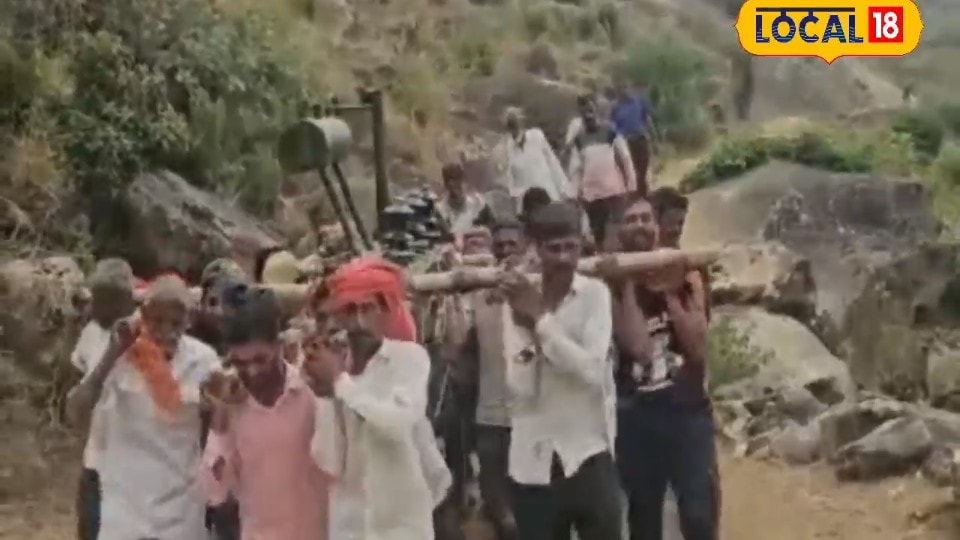 बिजली की समस्या से तंग आए ग्रामीण कंधों पर उठाया ट्रांसफार्मर! 3 किलोमीटर पैदल चलकर रच दिया इतिहास