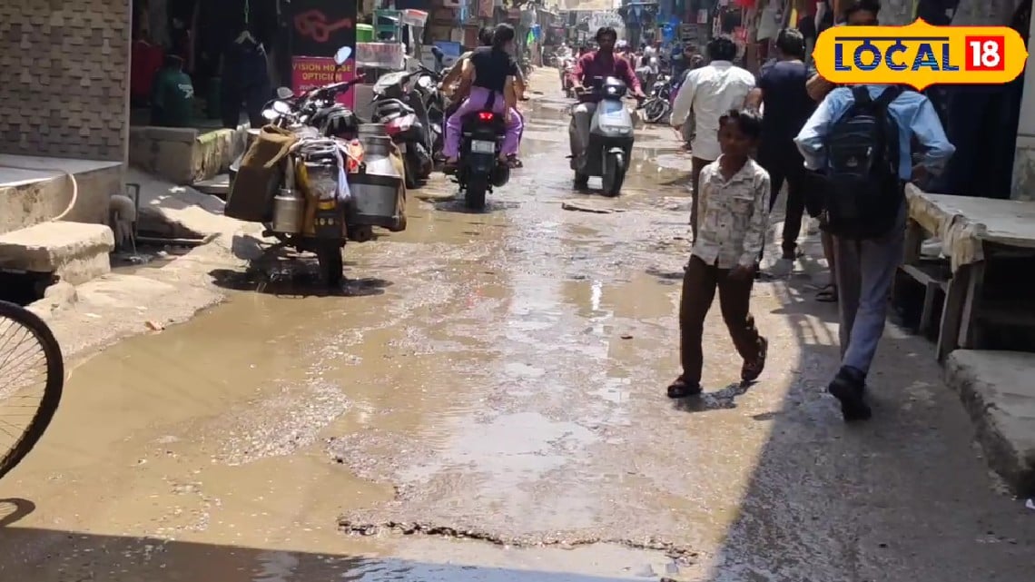 नोएडा सेक्टर 49 के बरौला गांव में टूटी सड़कों सीवर पानी और गंदगी की गंभीर समस्या ग्रामीणों की शिकायत पर भी प्राधिकरण चुप