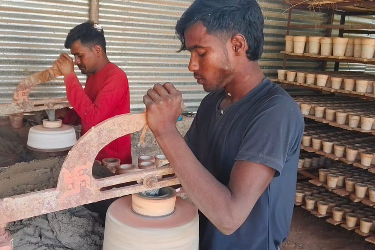 मिट्टी के बर्तन बनाने का घर पर शुरू करें बिजनेस होगी लाखों में कमाई जाने पूरी प्रक्रिया
