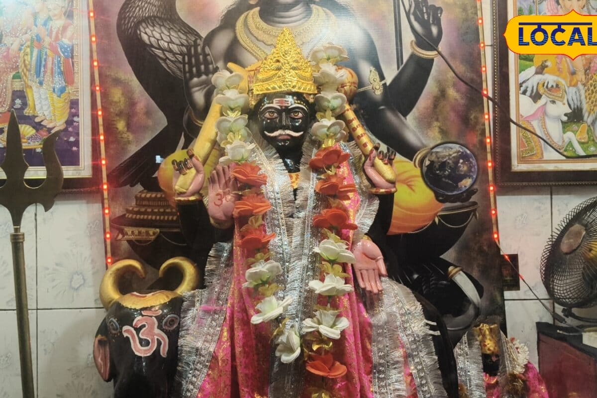 120 साल पुराना बिहार का अनोखा शनिदेव मंदिर, काला छाता चढ़ाते ही दूर होती हैं परेशानियां, शनिवार को उमड़ती है भीड़