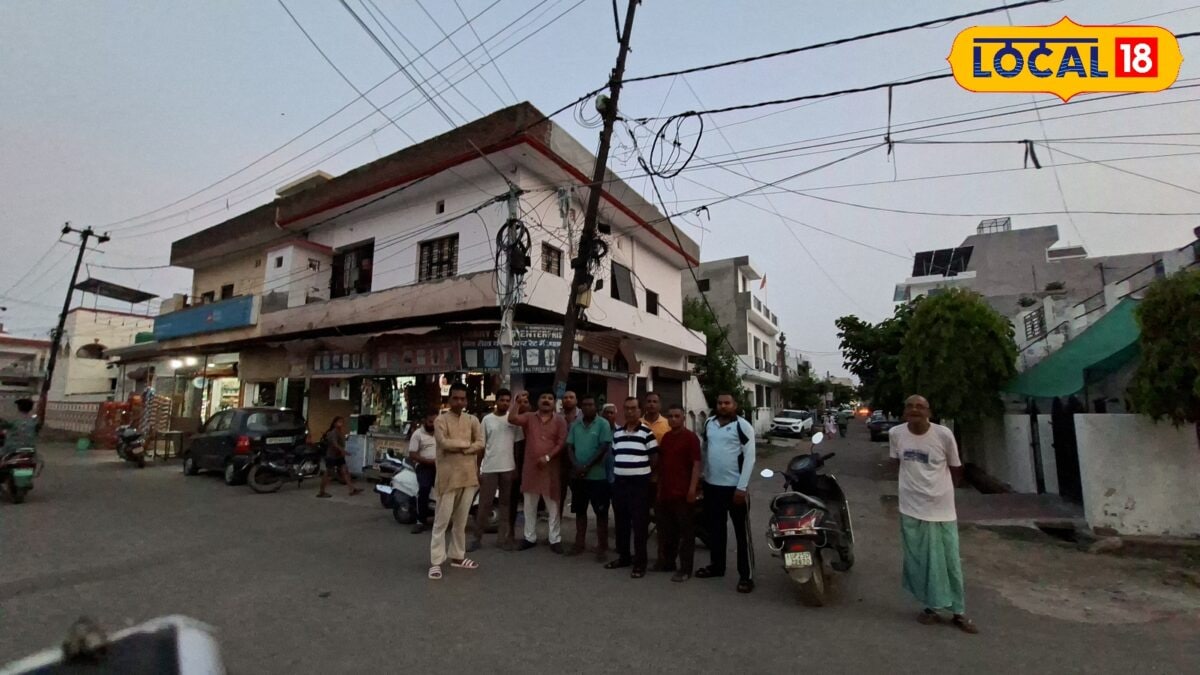 बरेली शास्त्री नगर में भीषण गर्मी के बीच बिजली संकट पर धरना, 24 घंटे में 7 घंटे आ रही बिजली, लोगों ने बताई समस्या