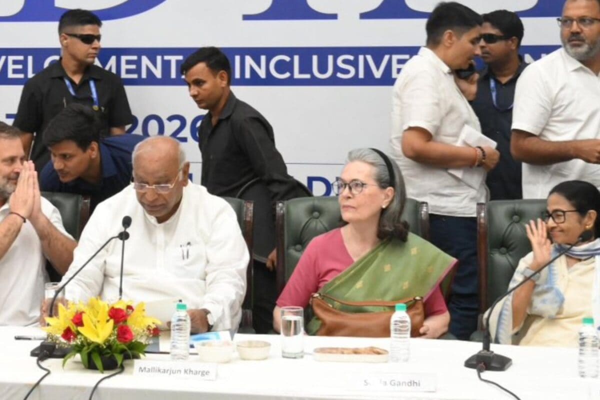राहुल ने जोड़े हाथ, तो मुस्कुरा उठीं ममता, इंडिया ब्लॉक की दिल्ली बैठक की पूरी इनसाइड स्टोरी, किस नेता को कहां मिली सीट?