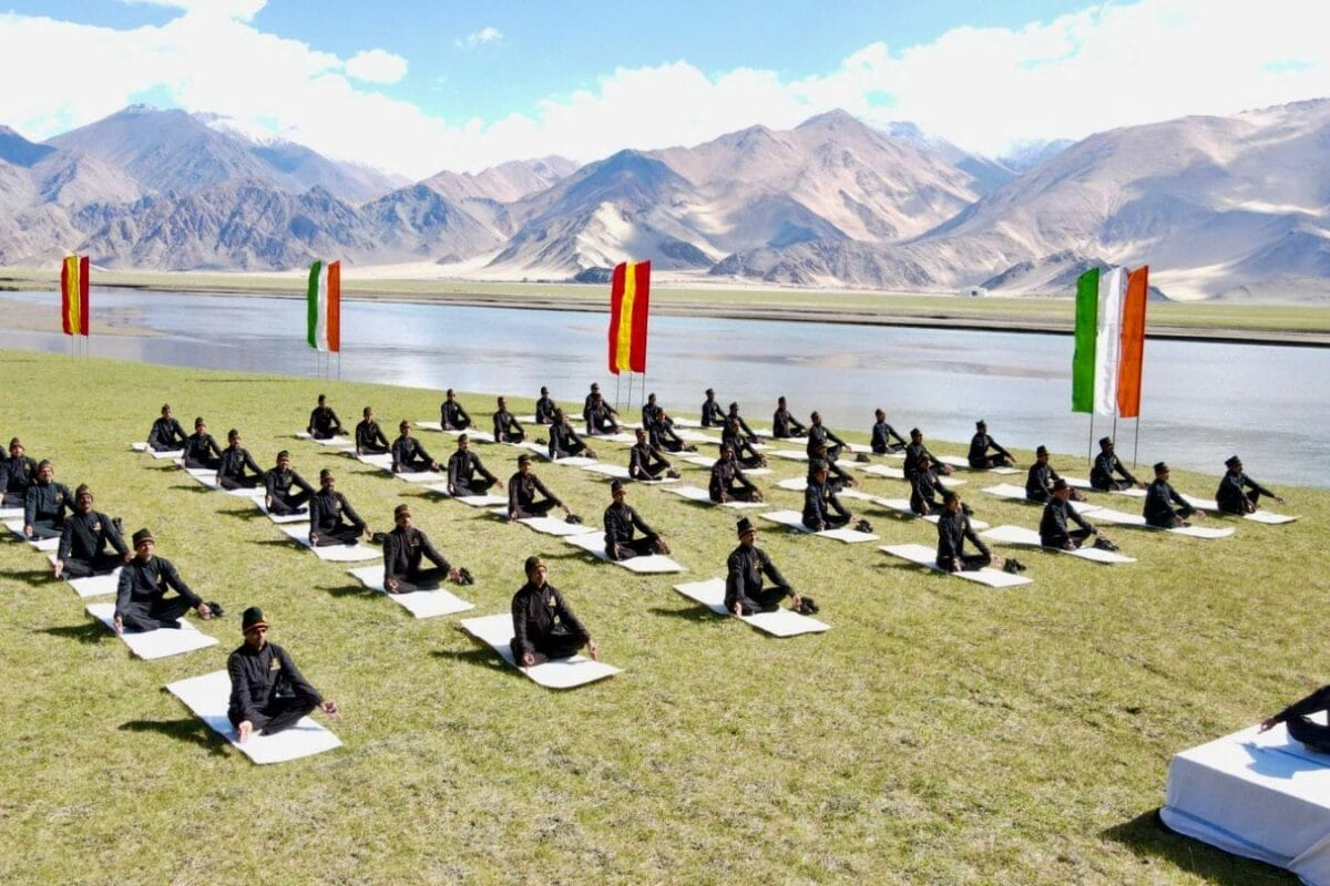 13780ft ऊंचाई, माइनस में पारा! बर्फीली चोटियों पर ITBP के जांबाजों ने किया ऐसा योग, गर्व से चौड़ा हो जाएगा सीना