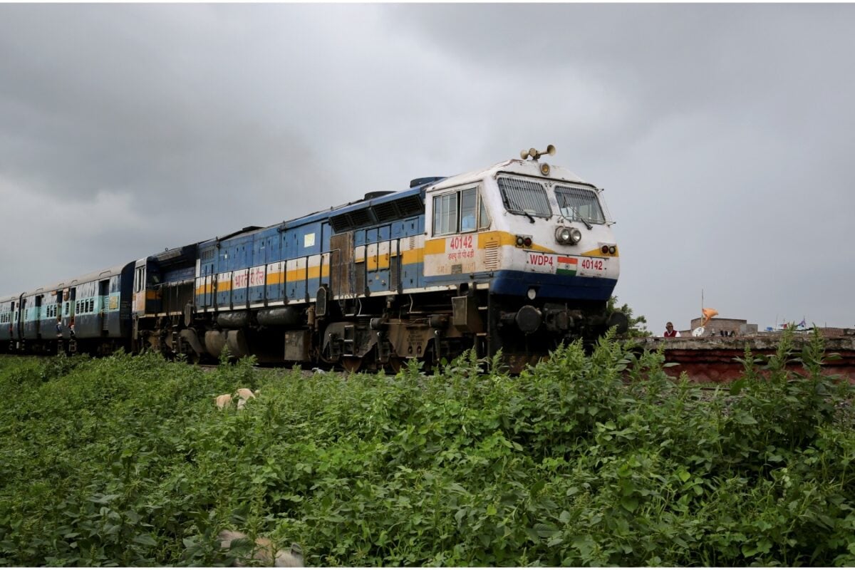 केरल में चौंकाने वाला नजारा! स्टेशन पर ट्रेन रोकना भूल गया लोको पायलट, गलती याद आने पर पर लगा 'रिवर्स गियर'