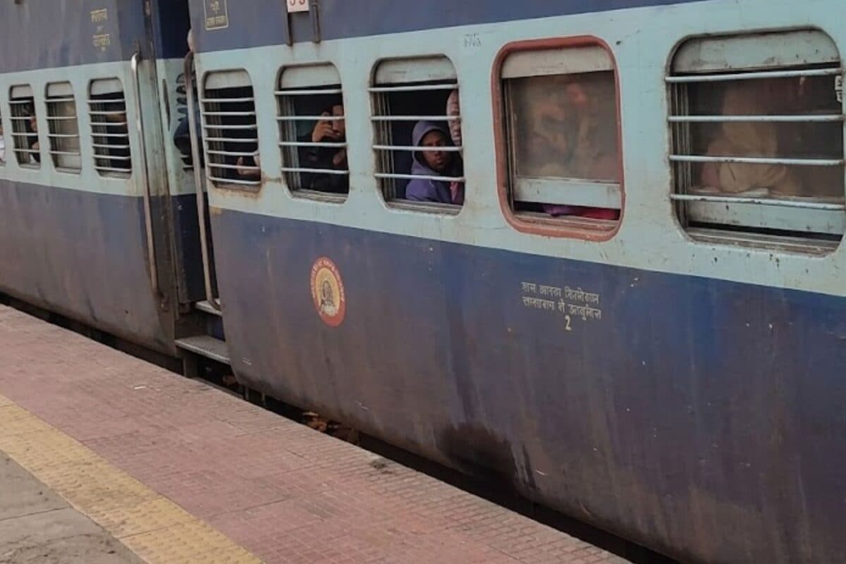 चलती ट्रेन में लड़की को बाथरूम में किया बंद, चिल्लाती रही युवती, सासाराम स्टेशन पर हड़कंप!