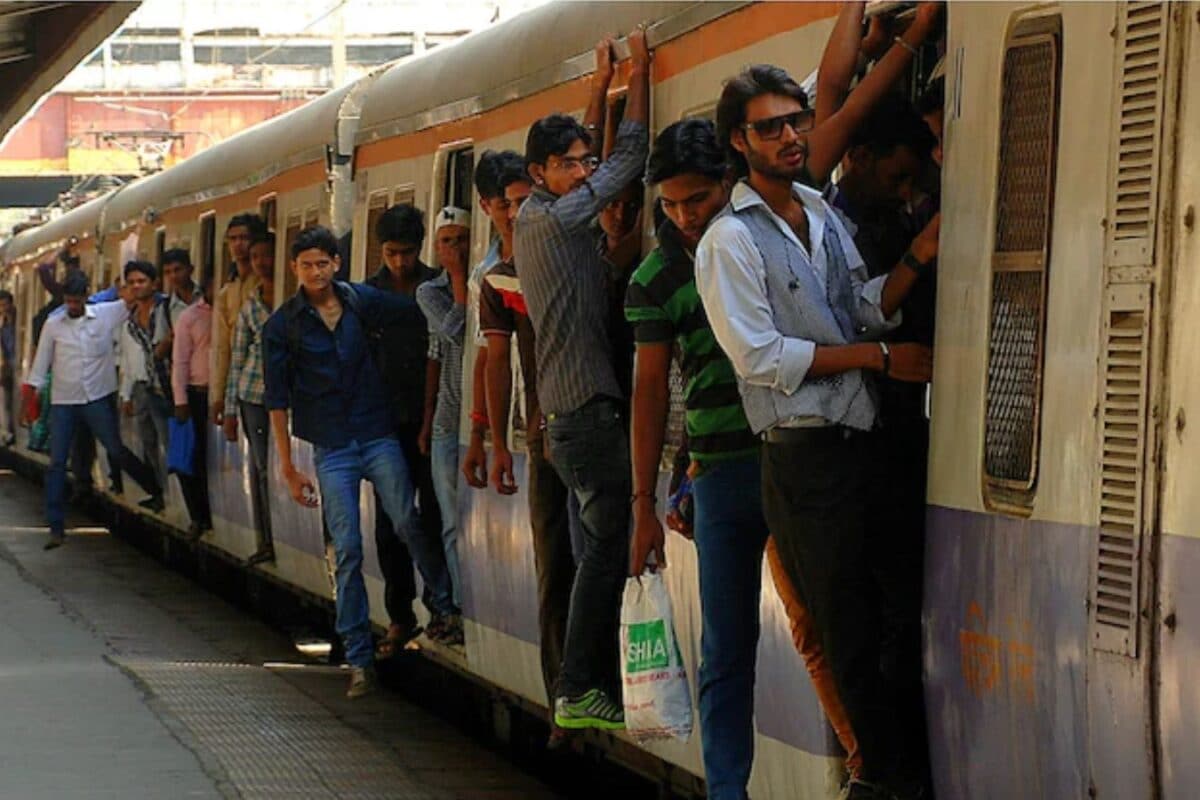 बिना टिकट ट्रेन में सफर करना अब पड़ेगा भारी, रेलवे ने जुर्माना बढ़ाकर किया 500 रुपये
