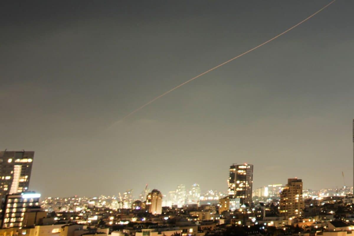 Iran Attacks Israel Update: ईरान का आधी रात इजरायल पर आक्रमण, दनादन दागी म‍िसाइलें, मिड‍िल ईस्‍ट में रेड अलर्ट