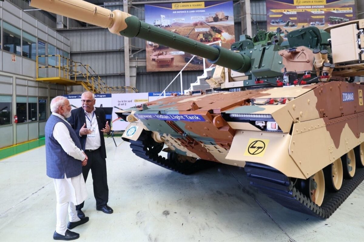 टैंक से फाइटर जेट तक... PM मोदी ने सूरत में परखा आत्मनिर्भर भारत का रक्षा मॉडल