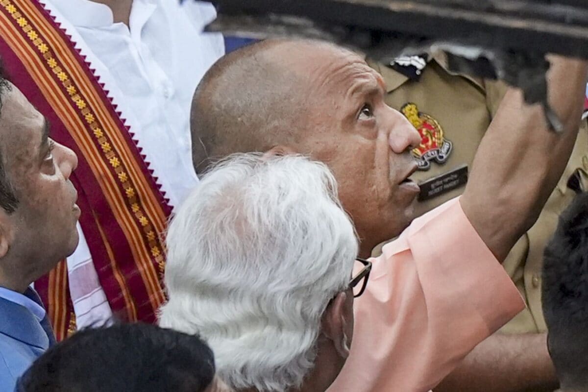 लखनऊ अग्निकांड पर सीएम योगी आदित्यनाथ के 2 ताबड़तोड़ एक्शन, 4 अफसर सस्पेंड तो बिल्डिंग के मालिक गिरफ्तार