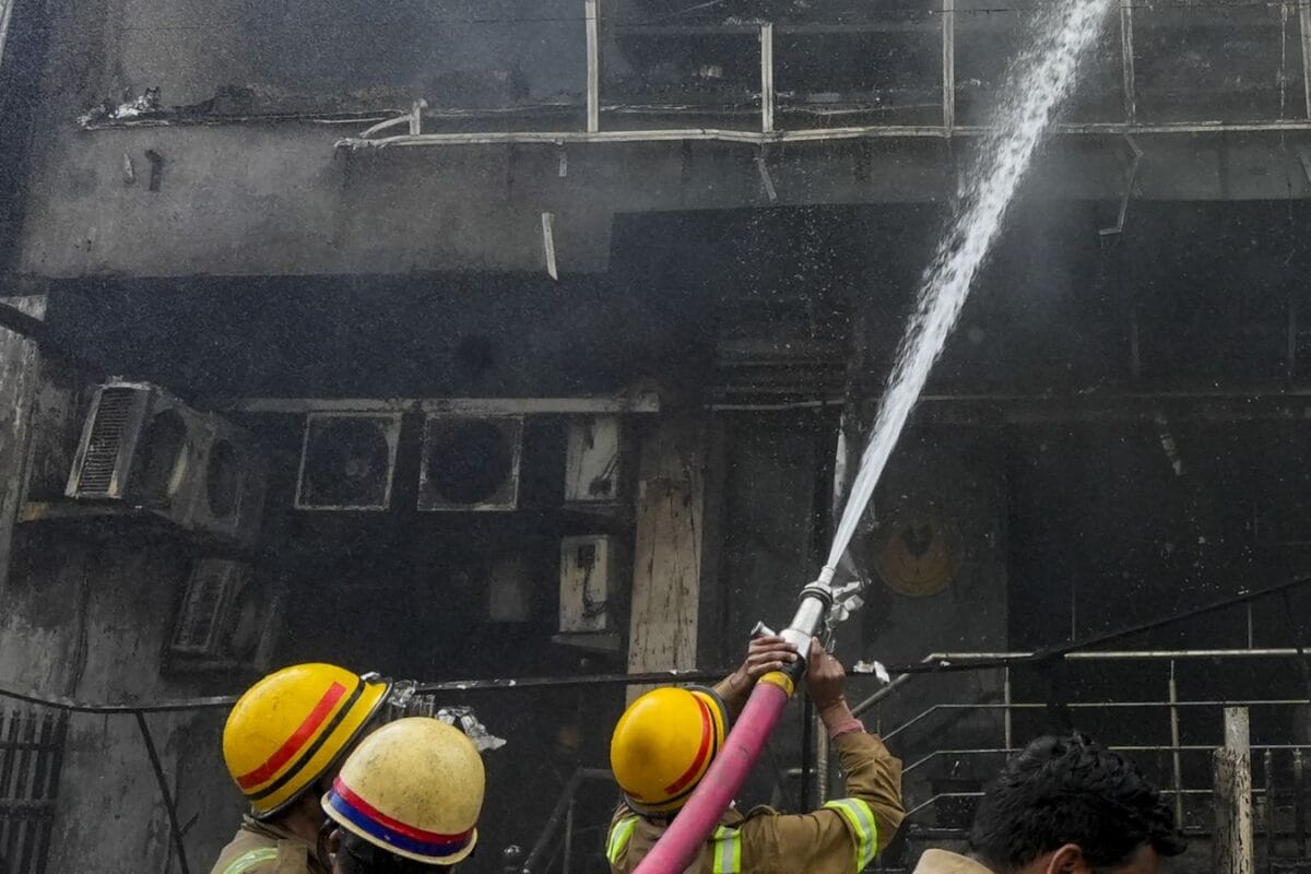तार से कूदे..हड्डियां टूटीं.. फिर भी क्यों नहीं बच पाए 15 लोग..अग्निकांड की शॉकिंग तस्वीरें