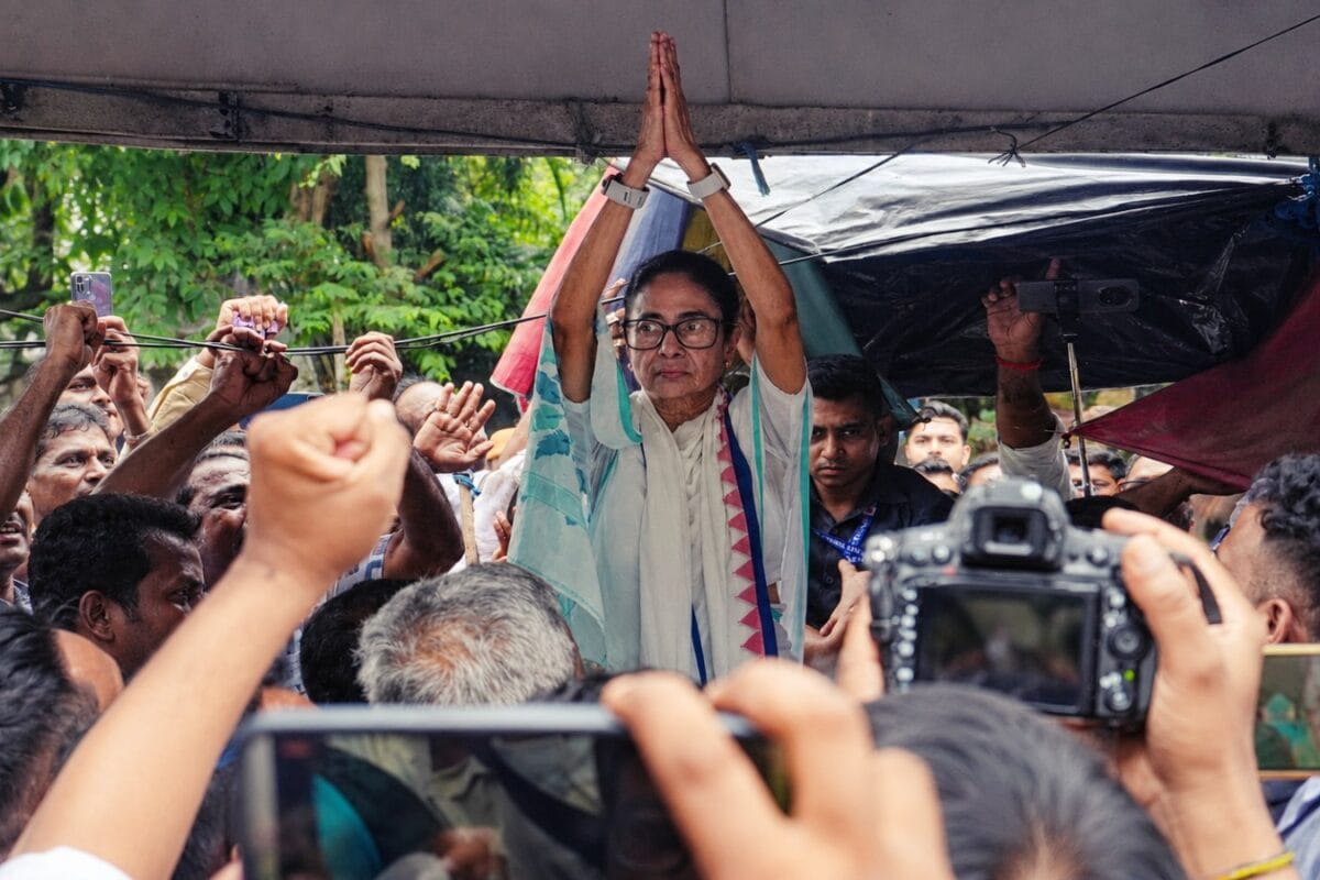 OPINION : एके एंटनी के ब्लूप्रिंट पर चल रहीं सोनिया गांधी, ममता को विलय के ऑफर में छिपा है कांग्रेस का भविष्य