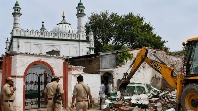 थाने के अंदर बना दिया मस्जिद! पुलिस का अल्टीमेटम – 7 दिन में हटाओ, तो बोले इमाम ये 200 साल. थाने के अंदर बना दिया मस्जिद! पुलिस का अल्टीमेटम – 7 दिन में हटाओ, तो बोले इमाम ये 200 साल.