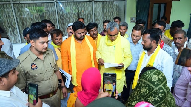 CM योगी के मंच से राजभर का सपा पर बड़ा हमला, बोले- ‘सैफई-मैनपुरी वालों को मिलती थीं नौकरियां, बाकी युवाओं से होती थी वसूली’