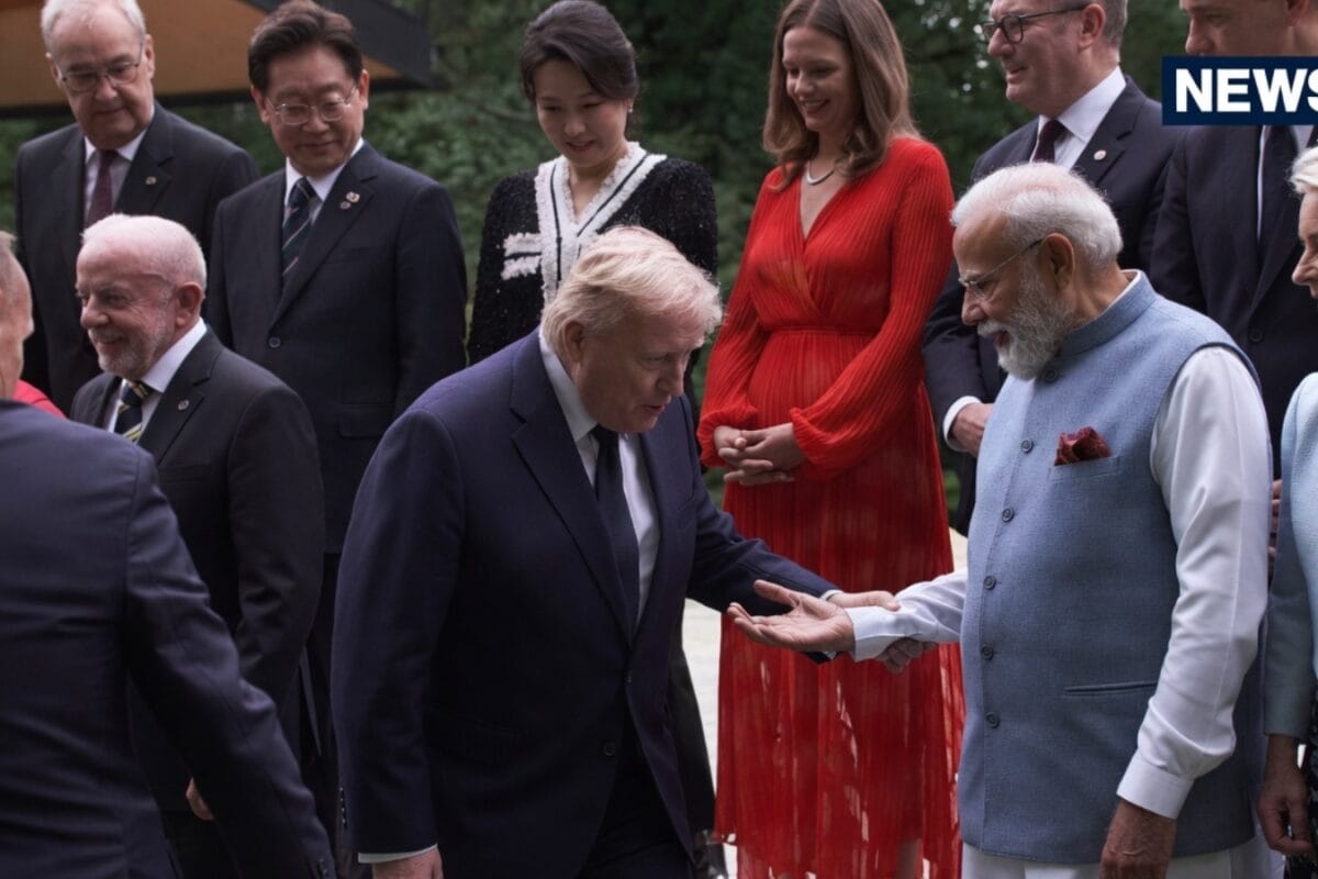 सीढ़िया चढ़ते हुए ठिठक गए ट्रंप, पीएम मोदी ने हाथ बढ़ाकर दिया सहारा, VIDEO