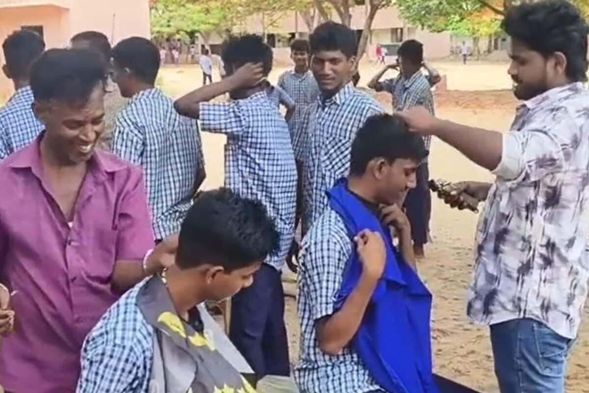 जब समझाने से नहीं सुधरे स्कूल के 'यो-यो' लौंडे, तो पीटी सर ने अपनी जेब से ₹700 देकर करा दिया सबका 'मुंडन'