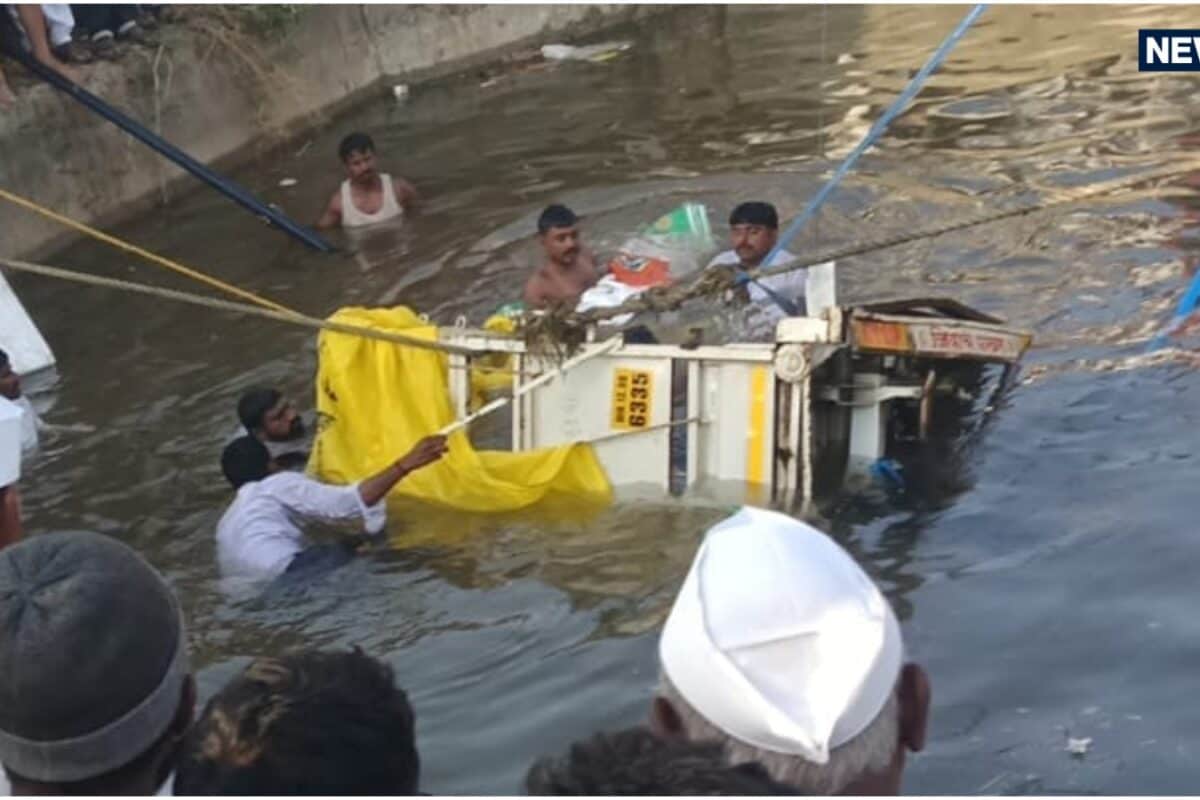 सोलापुर के पंढरपुर में भीषण सड़क हादसा कुएं में पिकअप वैन गिरने से 4 बच्चों सहित 8 की मौत