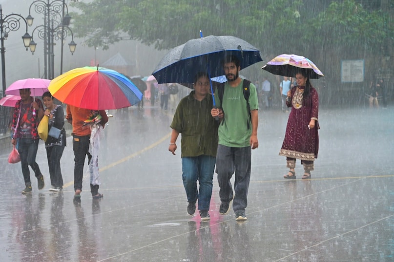 यात्रा से पहले ध्यान रखने योग्य बातें: मॉनसून के मौसम में यहां का मौसम तेज़ी से बदल सकता है. इसलिए अपने साथ रेनकोट, ट्रेकिंग शूज़, गर्म कपड़े और ज़रूरी दवाएं ज़रूर रखें. इसके अलावा, पर्यावरण को साफ़ रखने में मदद करने के लिए, प्लास्टिक का कचरा कहीं भी फेंकने से पूरी तरह परहेज़ करें.