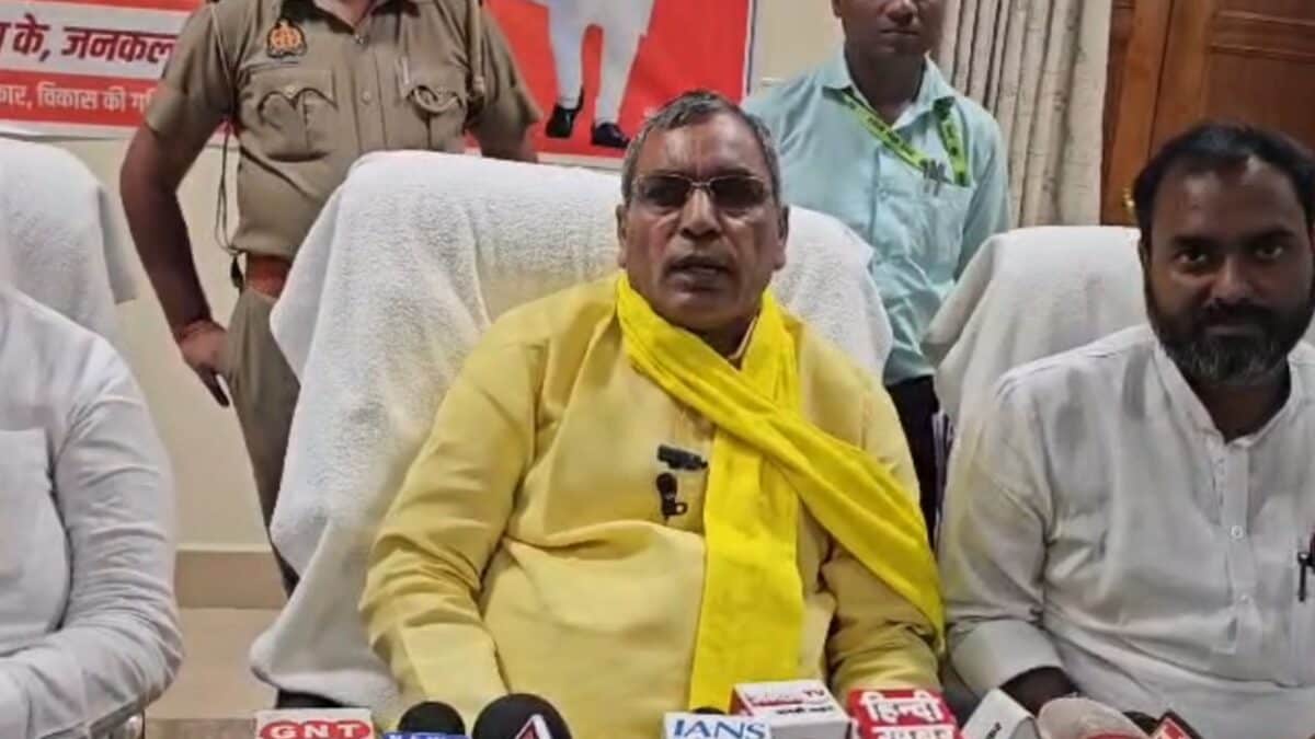 ‘वो अनपढ़, जाहिल और…’ ओवैसी के नेता को क्या बोल गए ओपी राजभर, अब गाजी बनाम सुहेलदेव बवाल में सपा की एंट्री ‘वो अनपढ़, जाहिल और…’ ओवैसी के नेता को क्या बोल गए ओपी राजभर, अब गाजी बनाम सुहेलदेव बवाल में सपा की एंट्री