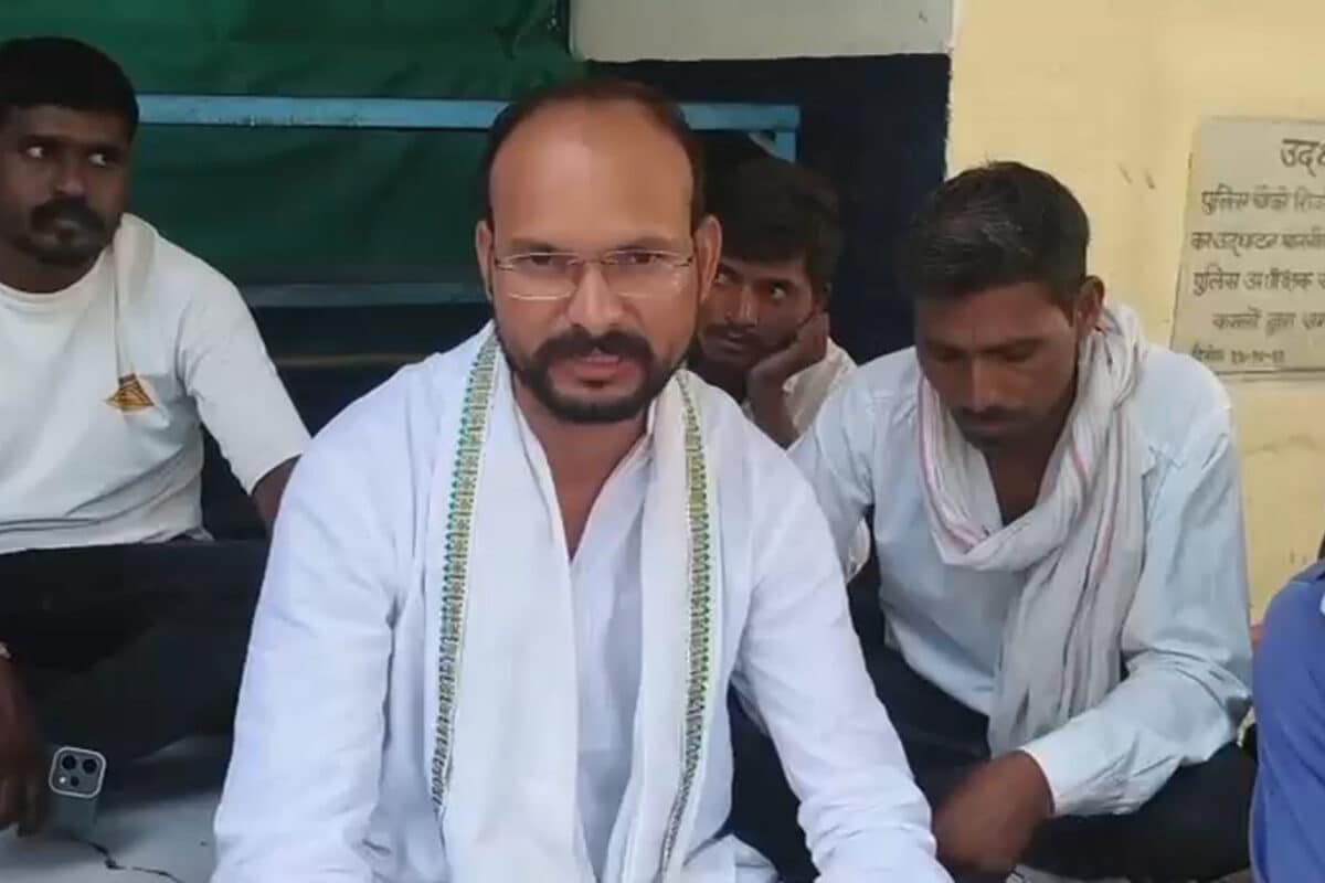 सैलाना विधायक धरने पर बैठे, अवैध गिट्टी डंपर पकड़ने के बाद खनन माफिया के खिलाफ खोला मोर्चा