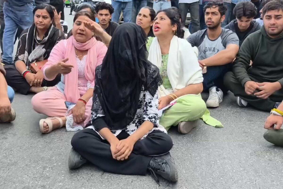 शिमला के संजौली में तनाव: हिंदू नेताओं की गिरफ्तारी के विरोध में चक्का जाम, मुस्लिम पिता-पुत्री भी धरने पर बैठे
