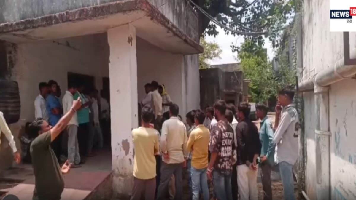 Pratapgarh News: अनियंत्रित होकर ट्रैक्टर पुलिया से नीचे गिरा, एक ही परिवार के दो लोगों की मौत