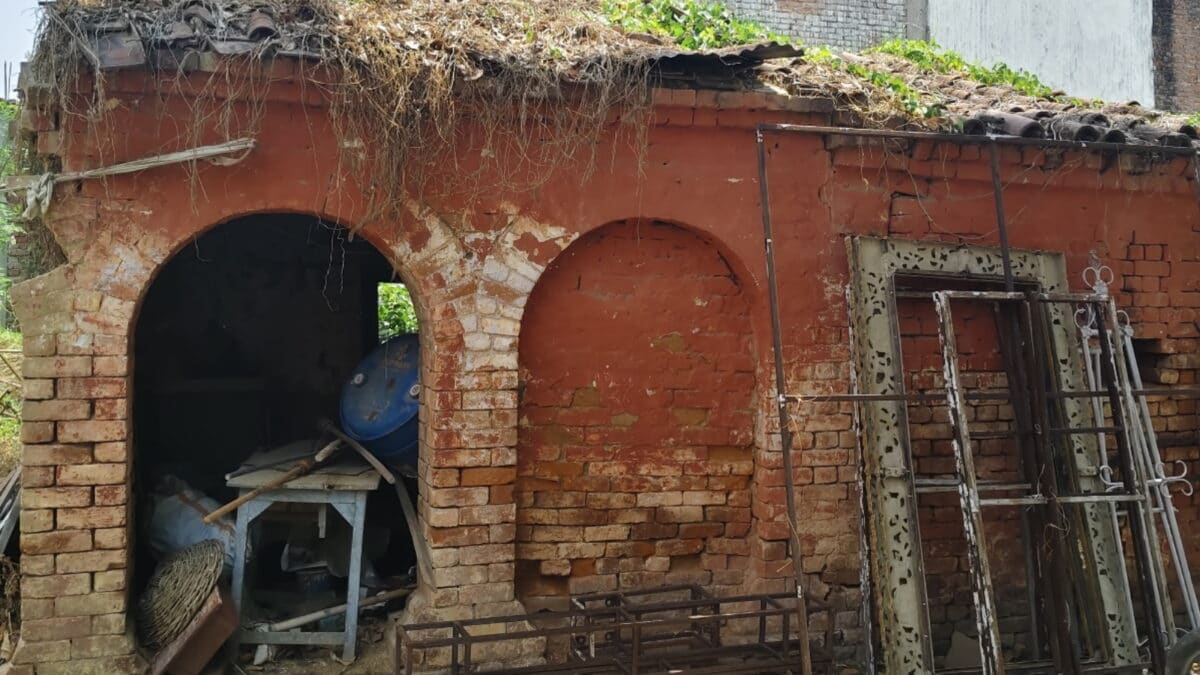 सुल्तानपुर के दरियापुर में खंडहर हो रही 110 साल पुरानी विरासत, ब्रिटिश काल के ‘खपरा-नरिया’ में आज भी है दम