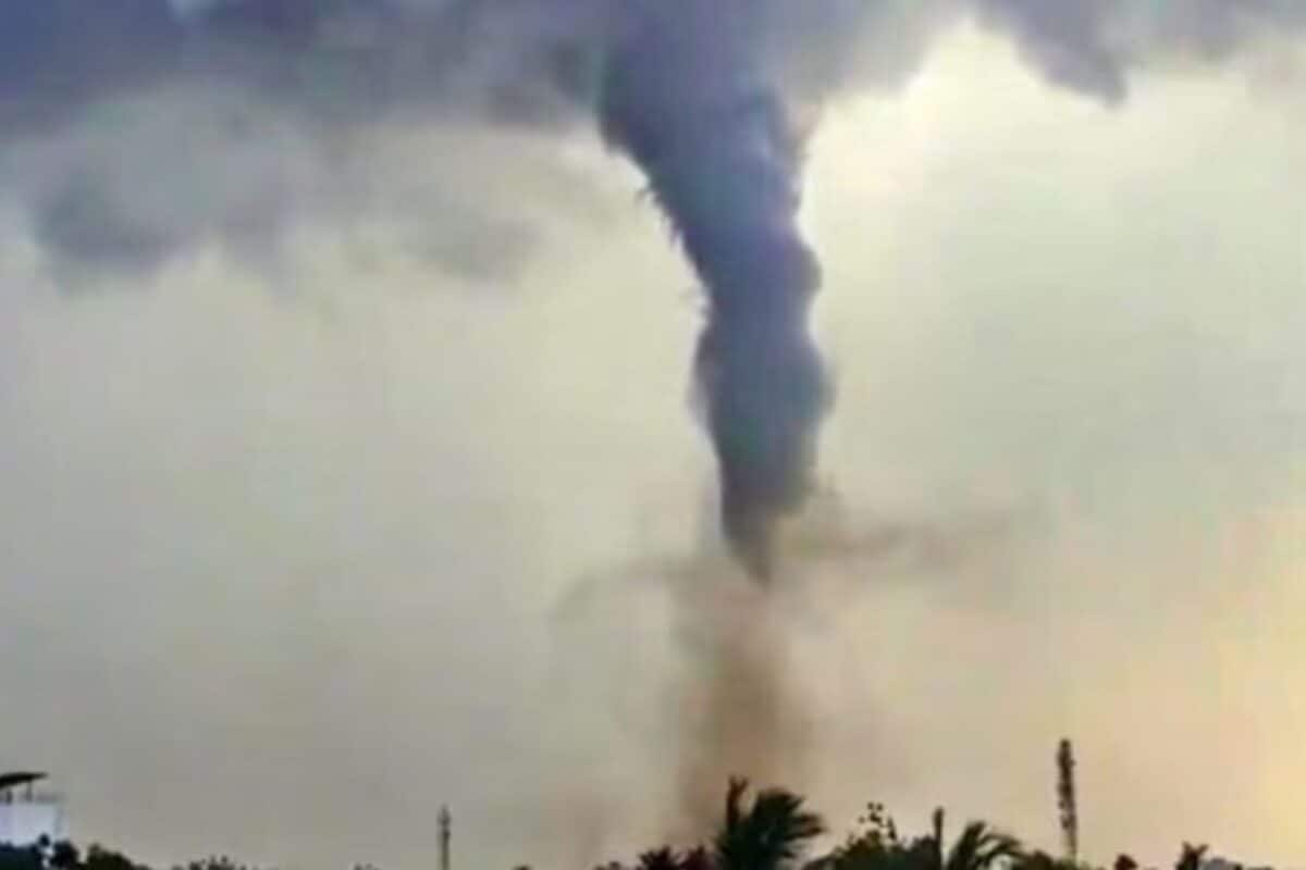 तमिलनाडु में आसमान से उतरी मौत की सूंड उड़ गई टोल प्लाजा की छत डर गए लोग