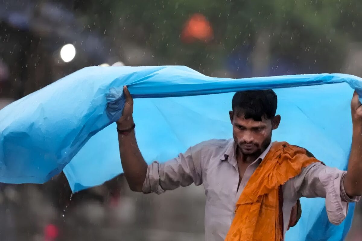 UP Monsoon Update: भीषण गर्मी के बीच बड़ी राहत, अगले 2-3 दिनों में दस्तक देगा मानसून; आज इन 9 जिलों में IMD का येलो अलर्ट