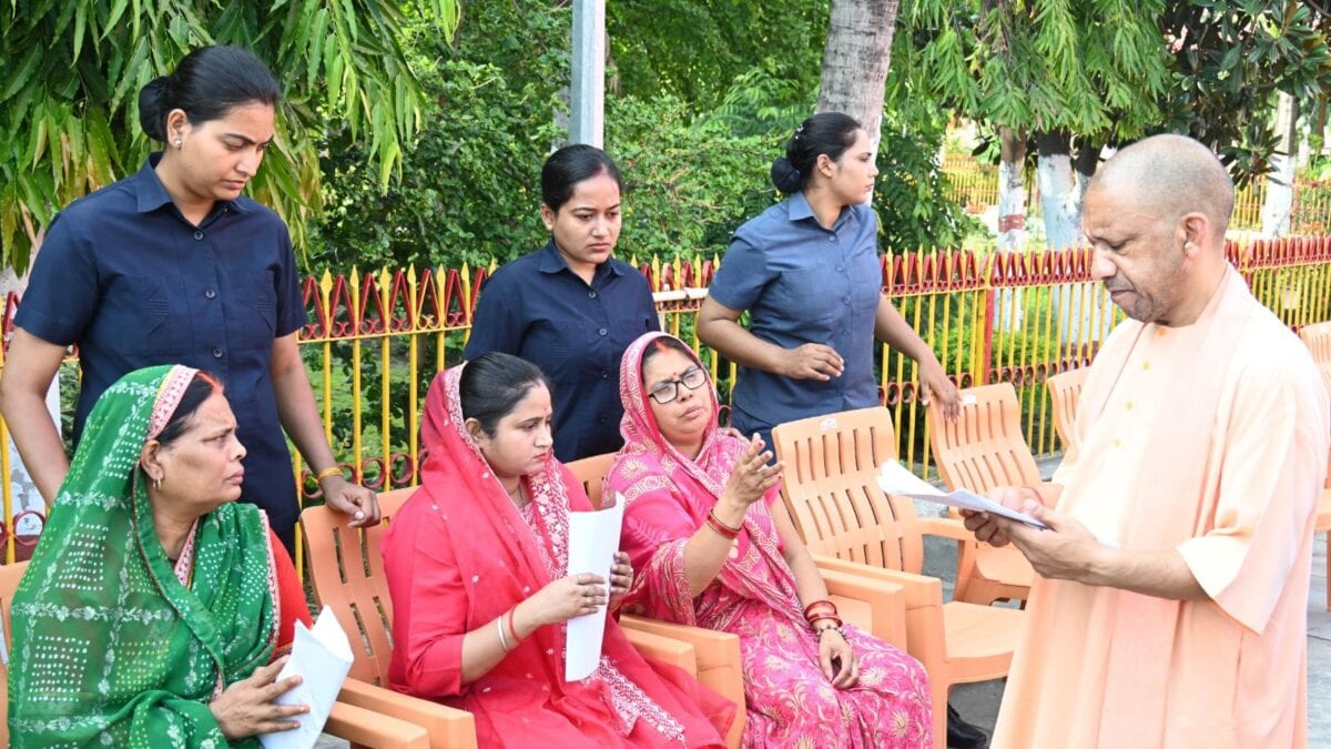 मुख्यमंत्री योगी ने गोरखनाथ मंदिर में किया जनता दर्शन, 200 लोगों की सुनी समस्याएं मुख्यमंत्री योगी ने गोरखनाथ मंदिर में किया जनता दर्शन, 200 लोगों की सुनी समस्याएं