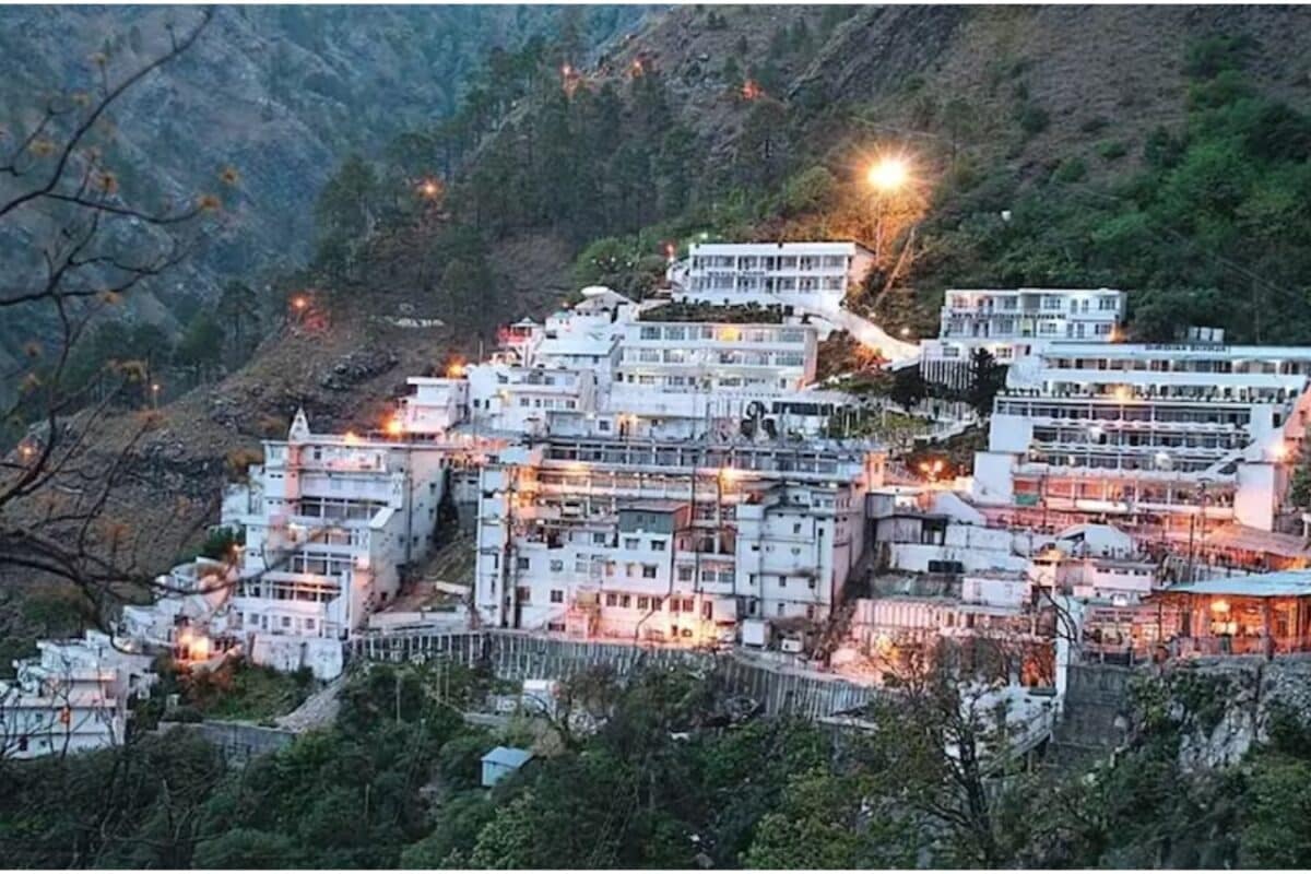 कटरा से भवन तक अभेद्य सुरक्षा कवच वैष्णो देवी यात्रा पर बड़ा अपडेट 24 घंटे निगरानी और सख्त चेकिंग के आदेश