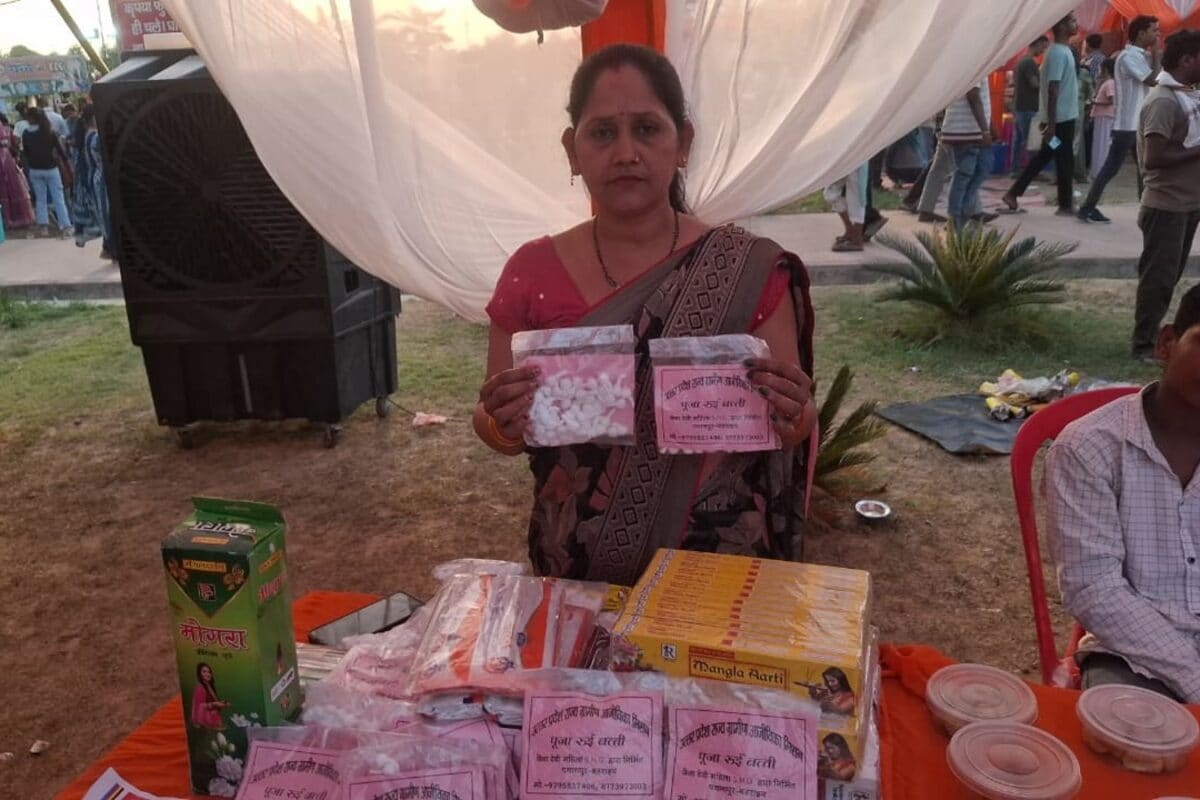 बहराइच की रीता देवी 22000 की मशीन से रूई की बना रही पूजा बत्ती, 10 रुपये पैक पर अच्छी कमाई, जाने