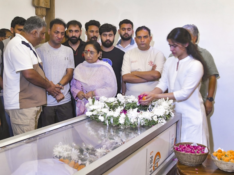 Manu Bhaker, Manu Bhaker cry on Jaspal rana Manu Bhaker coach dies, Manu Bhaker coach Jaspal rana, Manu Bhaker coach Jaspal rana dies, Jaspal rana death, Jaspal rana dead body kashi, Jaspal rana dead body Varanasi, Jaspal rana death news, Manu Bhaker death news, मनु भाकर, मनु भाकर कोच निधन, जसपाल राणा, जसपाल राणा निधन Manu Bhaker, Manu Bhaker cry on Jaspal rana Manu Bhaker coach dies, Manu Bhaker coach Jaspal rana, Manu Bhaker coach Jaspal rana dies, Jaspal rana death, Jaspal rana dead body kashi, Jaspal rana dead body Varanasi, Jaspal rana death news, Manu Bhaker death news, मनु भाकर, मनु भाकर कोच निधन, जसपाल राणा, जसपाल राणा निधन