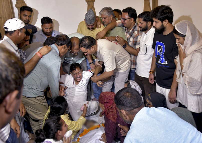 Manu Bhaker, Manu Bhaker cry on Jaspal rana Manu Bhaker coach dies, Manu Bhaker coach Jaspal rana, Manu Bhaker coach Jaspal rana dies, Jaspal rana death, Jaspal rana dead body kashi, Jaspal rana dead body Varanasi, Jaspal rana death news, Manu Bhaker death news, मनु भाकर, मनु भाकर कोच निधन, जसपाल राणा, जसपाल राणा निधन Manu Bhaker, Manu Bhaker cry on Jaspal rana Manu Bhaker coach dies, Manu Bhaker coach Jaspal rana, Manu Bhaker coach Jaspal rana dies, Jaspal rana death, Jaspal rana dead body kashi, Jaspal rana dead body Varanasi, Jaspal rana death news, Manu Bhaker death news, मनु भाकर, मनु भाकर कोच निधन, जसपाल राणा, जसपाल राणा निधन