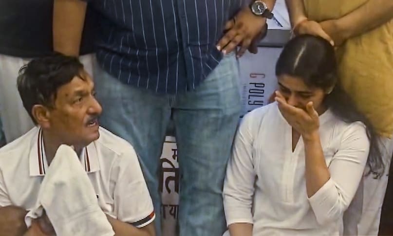इस दुखद घड़ी में जसपाल राणा की सबसे प्रिय और स्टार शिष्या मनु भाकर पहले से ही देहरादून में थीं. अपने गुरु, मार्गदर्शक और पितातुल्य कोच के पार्थिव शरीर को सामने देखकर मनु भाकर अपने आंसुओं को रोक नहीं पाईं और फूट-फूटकर रो पड़ीं. मनु को इस तरह टूटते देख वहां मौजूद हर शख्स की आंखें भर आईं. इस दुखद घड़ी में जसपाल राणा की सबसे प्रिय और स्टार शिष्या मनु भाकर पहले से ही देहरादून में थीं. अपने गुरु, मार्गदर्शक और पितातुल्य कोच के पार्थिव शरीर को सामने देखकर मनु भाकर अपने आंसुओं को रोक नहीं पाईं और फूट-फूटकर रो पड़ीं. मनु को इस तरह टूटते देख वहां मौजूद हर शख्स की आंखें भर आईं.