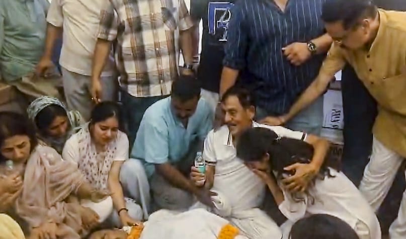 Manu Bhaker, Manu Bhaker cry on Jaspal rana Manu Bhaker coach dies, Manu Bhaker coach Jaspal rana, Manu Bhaker coach Jaspal rana dies, Jaspal rana death, Jaspal rana dead body kashi, Jaspal rana dead body Varanasi, Jaspal rana death news, Manu Bhaker death news, मनु भाकर, मनु भाकर कोच निधन, जसपाल राणा, जसपाल राणा निधन Manu Bhaker, Manu Bhaker cry on Jaspal rana Manu Bhaker coach dies, Manu Bhaker coach Jaspal rana, Manu Bhaker coach Jaspal rana dies, Jaspal rana death, Jaspal rana dead body kashi, Jaspal rana dead body Varanasi, Jaspal rana death news, Manu Bhaker death news, मनु भाकर, मनु भाकर कोच निधन, जसपाल राणा, जसपाल राणा निधन