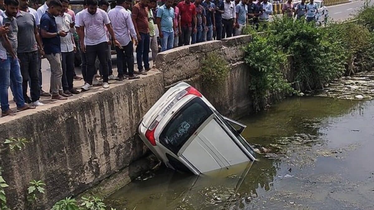 ग्रेटर नोएडा तुस्याना में खुले नाले में गिरी कार, बाल बाल बचा चालक, युवराज मेहता मामले के बाद भी नहीं चेता सिस्टम, स्थानीय लोगों ने उठाए सवाल ग्रेटर नोएडा तुस्याना में खुले नाले में गिरी कार, बाल बाल बचा चालक, युवराज मेहता मामले के बाद भी नहीं चेता सिस्टम, स्थानीय लोगों ने उठाए सवाल