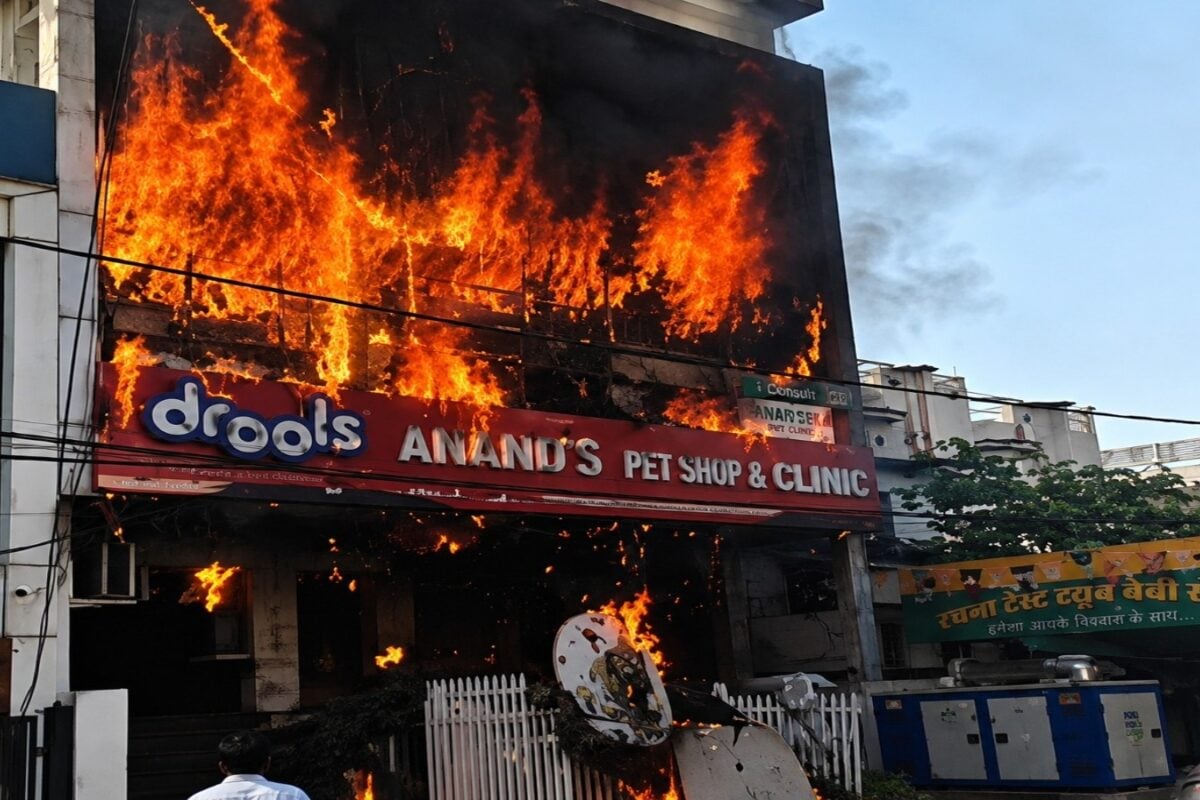 दीवार तोड़ी, गीले लाल कपड़ों में लपेटकर निकाले गए लोग, लखनऊ कोचिंग अग्निकांड की देखें दर्दनाक तस्वीरें