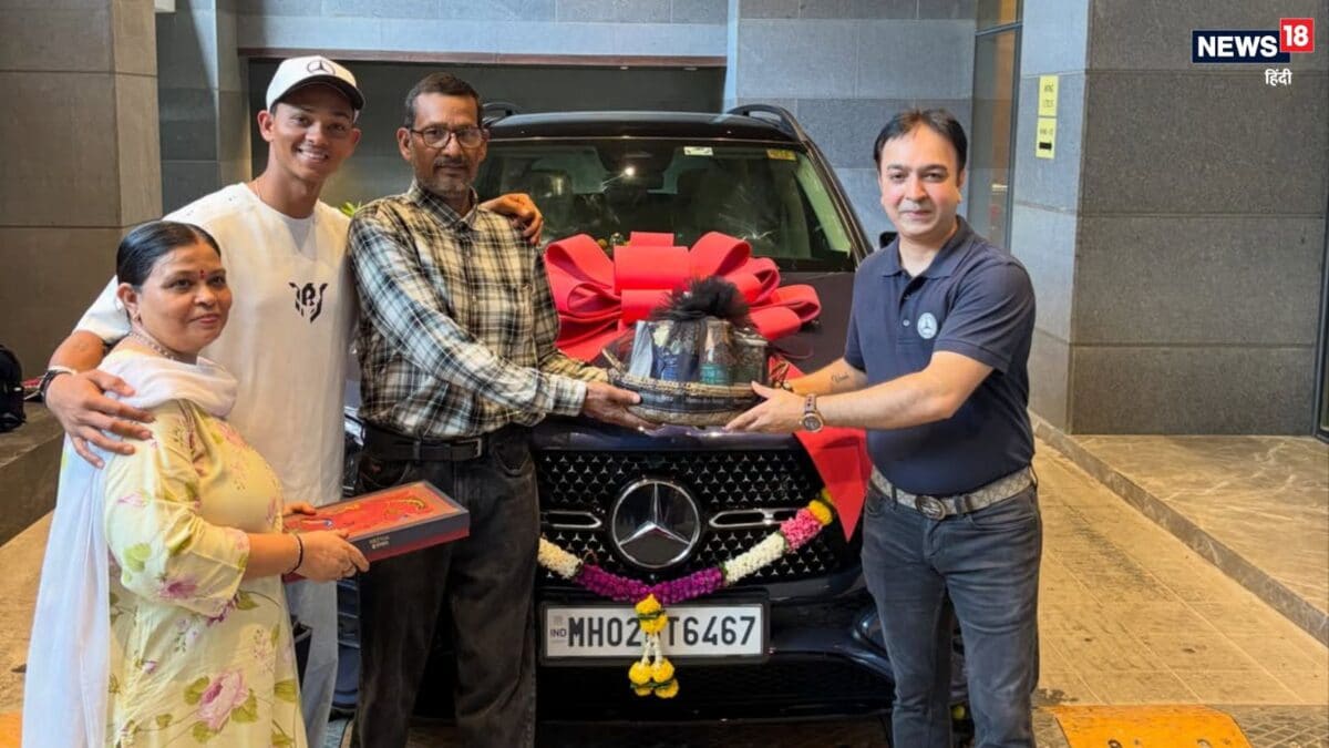 फादर्स डे पर यशस्वी जायसवाल ने पापा को दी लग्जरी मर्सिडीज, कीमत सुन रह जाएंगे हैरान! फादर्स डे पर यशस्वी जायसवाल ने पापा को दी लग्जरी मर्सिडीज, कीमत सुन रह जाएंगे हैरान!