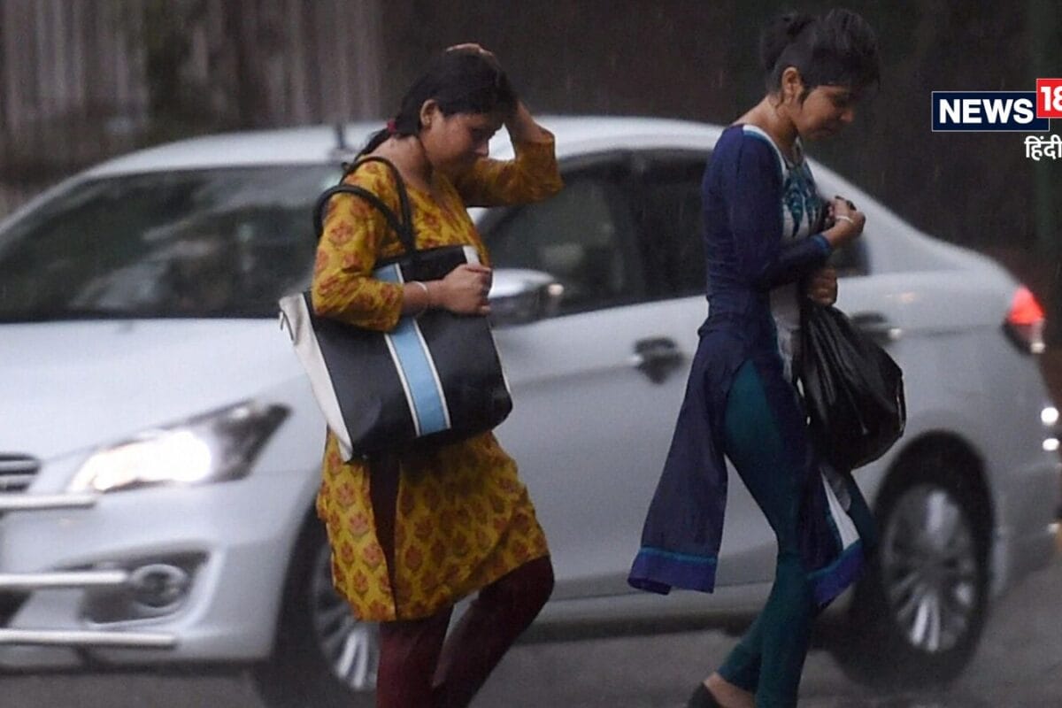 छाता से नहीं चलेगा काम अब रेनकोट निकालने की बारी 80KM का तूफान 13 राज्यों में भारी बारिश IMD का अलर्ट