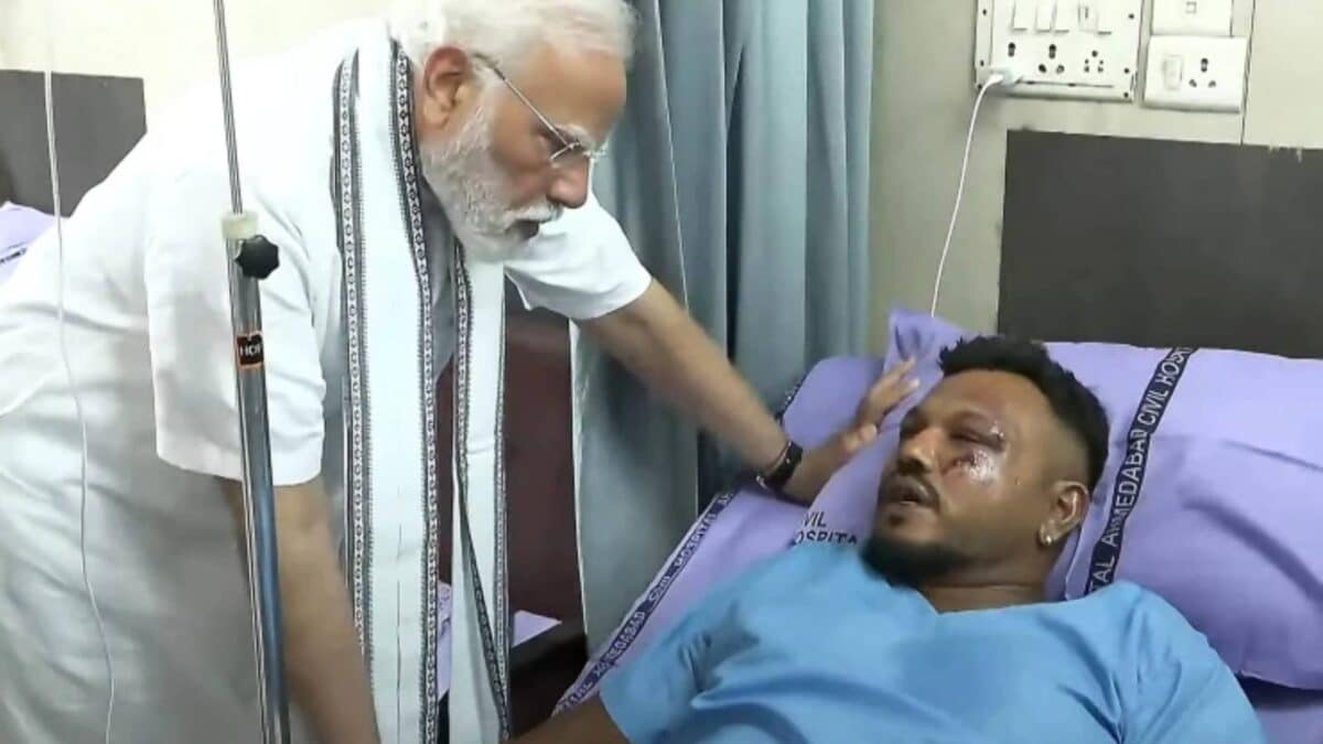 ahmedabad plane crash survivor| एयर इंडिया AI 171 क्रैश, एकमात्र सर्वाइवर विश्वास की कहानी ahmedabad plane crash survivor| एयर इंडिया AI 171 क्रैश, एकमात्र सर्वाइवर विश्वास की कहानी