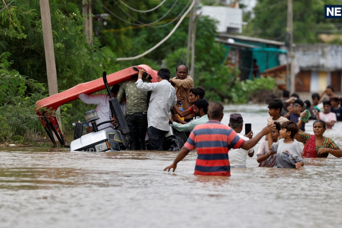 अरुणाचल प्रदेश में बादल फटने जैसे हालात फ्लैश फ्लड से हाईवे पानी में बहा कई मकान तबाह असम में अलर्ट